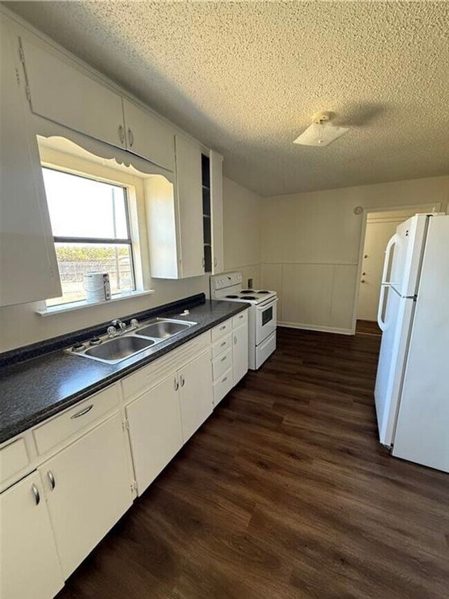 Foto del edificio - Cozy newly renovated corner lot 3 bedroom ...