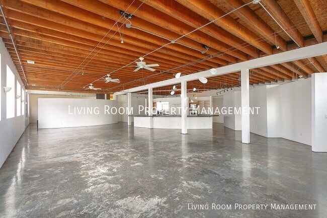 Building Photo - 3000 sq ft Hidden Gem - NYC living in PDX!