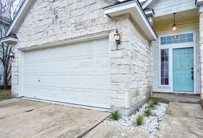 Building Photo - 3 br, 2.5 bath House - 124 Lago Grande Dr
