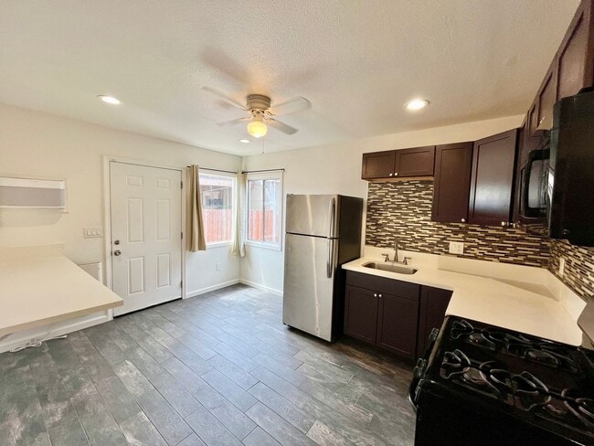 Building Photo - 1bd + Bonus Room Casita with Washer/Dryer ...