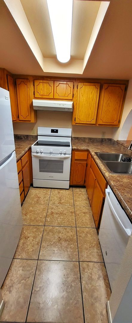 Building Photo - $200 off first month rent! 3 BEDROOM, 2.5 BATH TOWNHOME IN THE HEART OF TEMPE! --