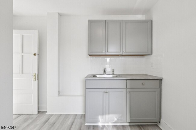 Foto del edificio - 66 N Washington Ave