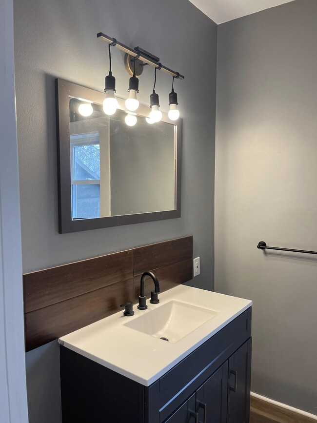 Building Photo - 308 5th St