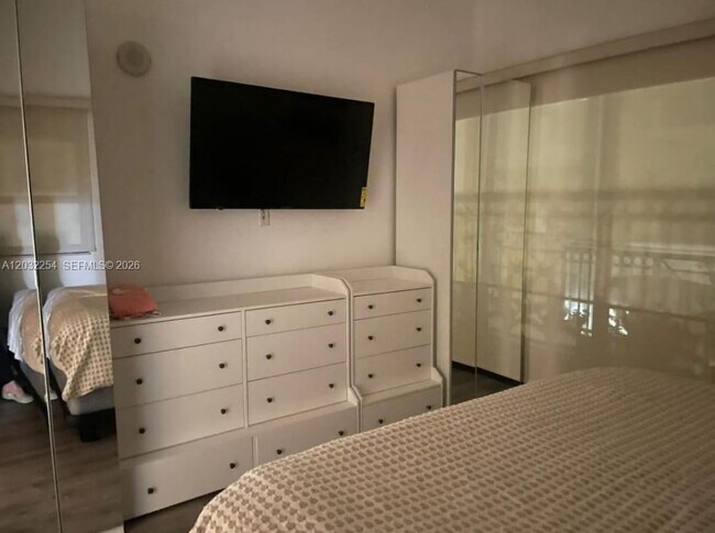 Foto del edificio - 8390 SW 72nd Ave