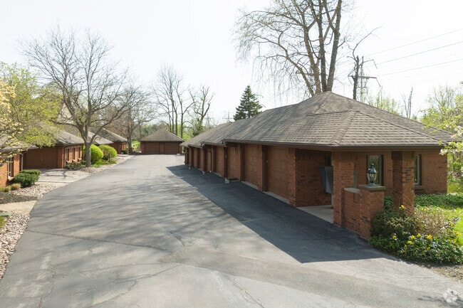 180 Castlebrook Ln - Castlebrooke Condos