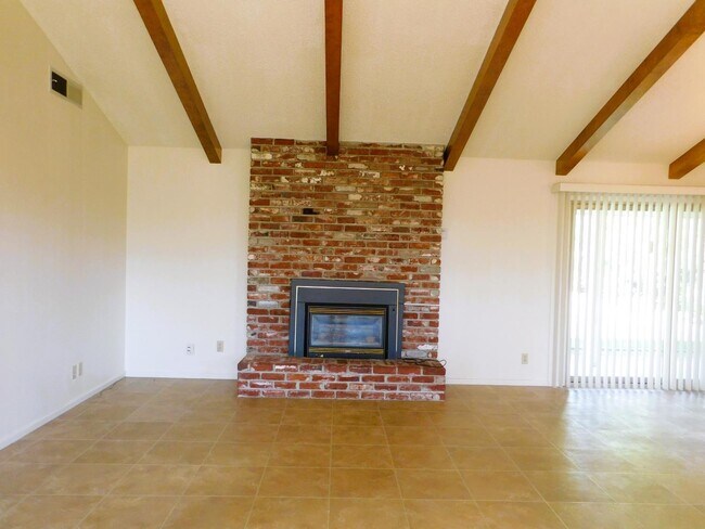 Foto del edificio - 9214 E Belmont Ave