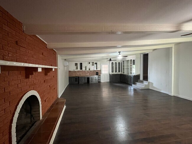 Foto del edificio - UPDATED FOUR BEDROOM PLUS BONUS ROOM!!