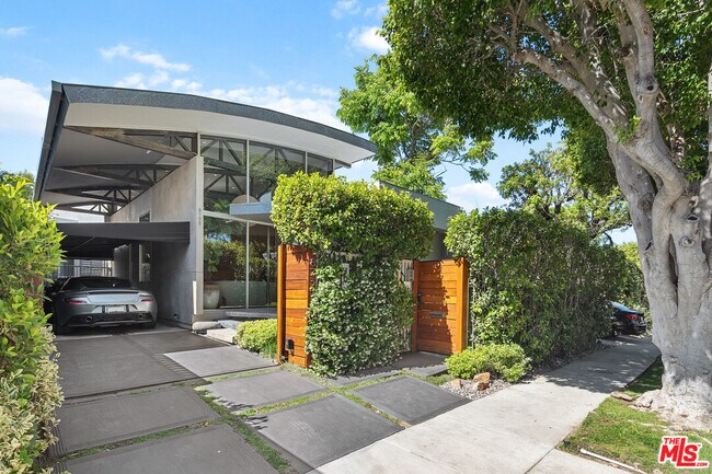 Foto del edificio - 8735 Dorrington Ave