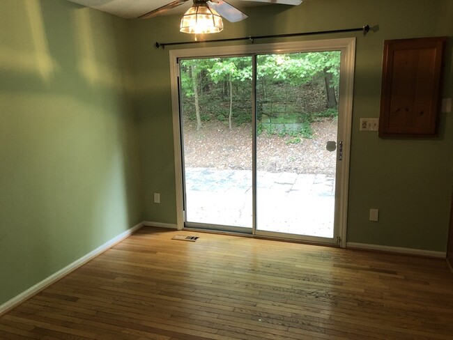 Building Photo - 2021 Eastwood Dr