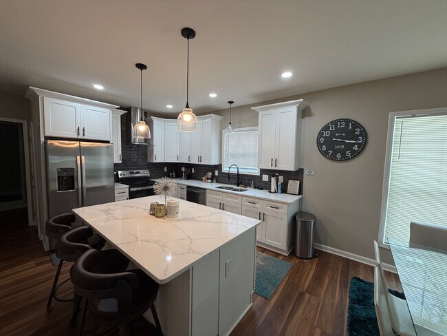 Foto del edificio - Room in Single Family Home on Bolton Rd NW