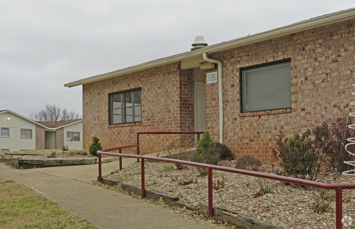 Primary Photo - Bayberry Apartments