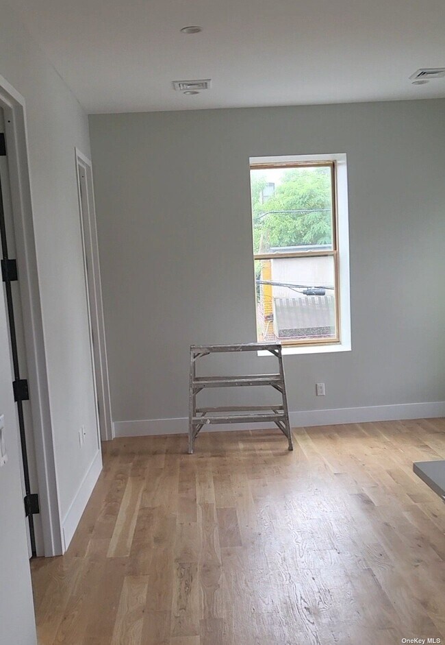 Building Photo - 49 W 167th St