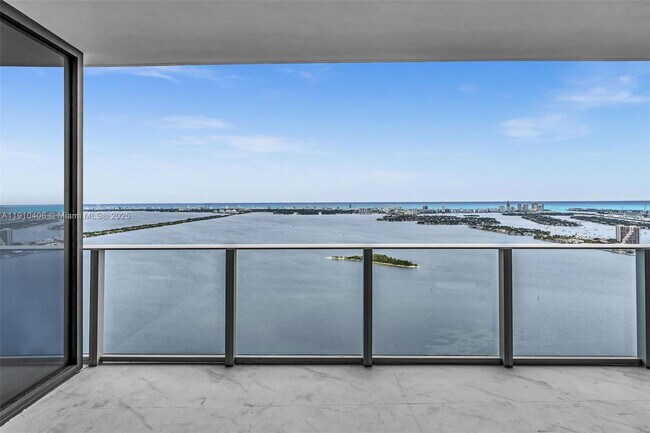 Foto del edificio - 700 NE 24th St