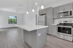 Foto del edificio - 600 NE 14th Ct