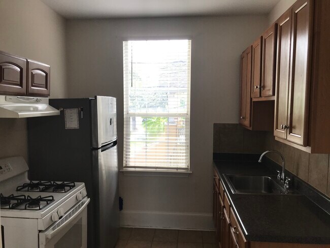 Kitchen - 4840 Banks St