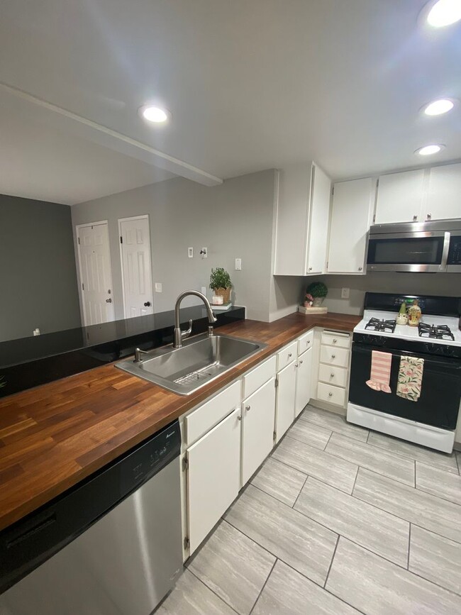Foto del edificio - 2 bed, 2 bath upgraded unit with community...