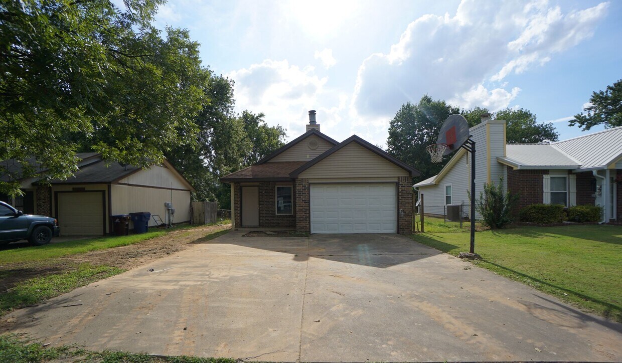 Foto principal - 3 Bed 2 Bath 1 Car Garage