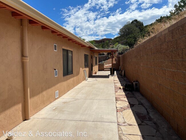 Foto del edificio - 4 br, 2 bath House - 1042 Camino San Acacio