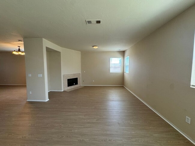 Building Photo - Spacious SW Bakersfield Home!