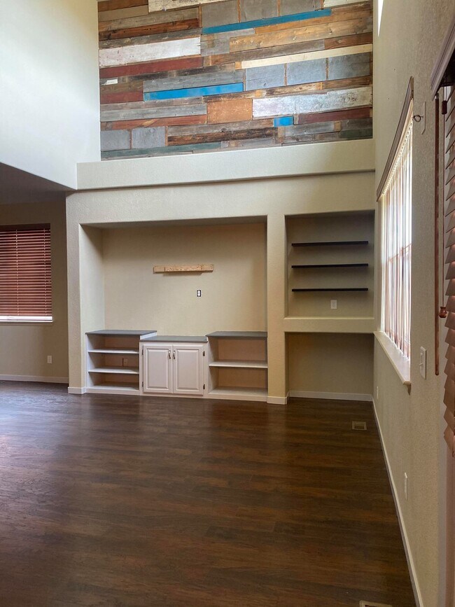 Building Photo - 4 bedroom - Dewhirst