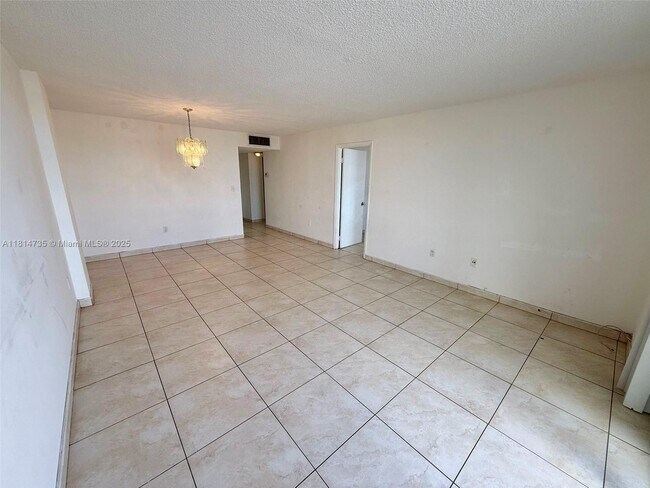 Foto del edificio - 15600 NW 7th Ave