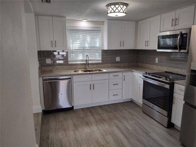 Foto del edificio - 301 Mystic Lake Dr N