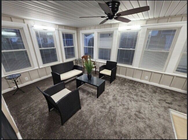 Building Photo - Spacious 3 Bedroom, 2.5 Bath Home Saginaw ...