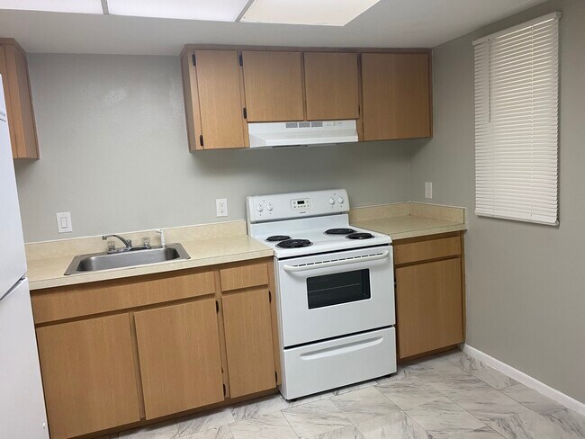 Kitchen - 588 Fairways Ln