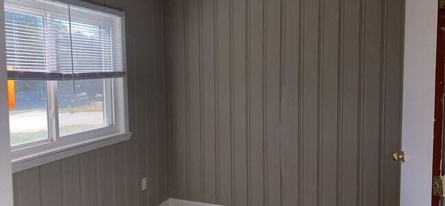 Building Photo - **$1000 Deposit Special** 2905 Haig Ave 3B...