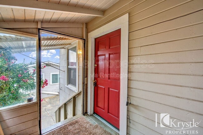 Building Photo - 320 Evans Ave