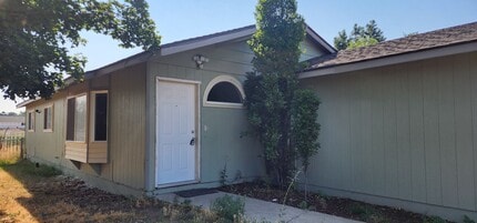 Building Photo - 779 NE Lakeside Dr