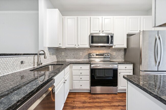 Foto del edificio - Spacious Townhome with Finished Basement -...