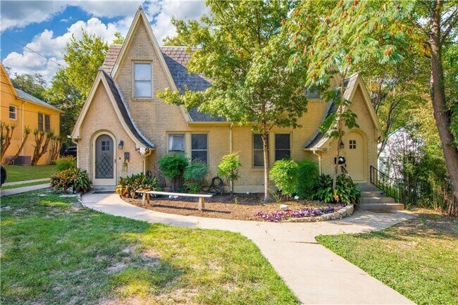 Photo - 405 E 32nd St Unit B Townhome