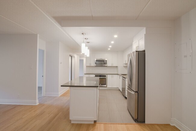 Building Photo - 4800 Maisonneuve Blvd W