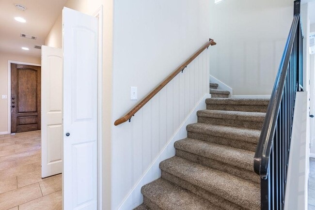 Building Photo - 1403 W 51st St