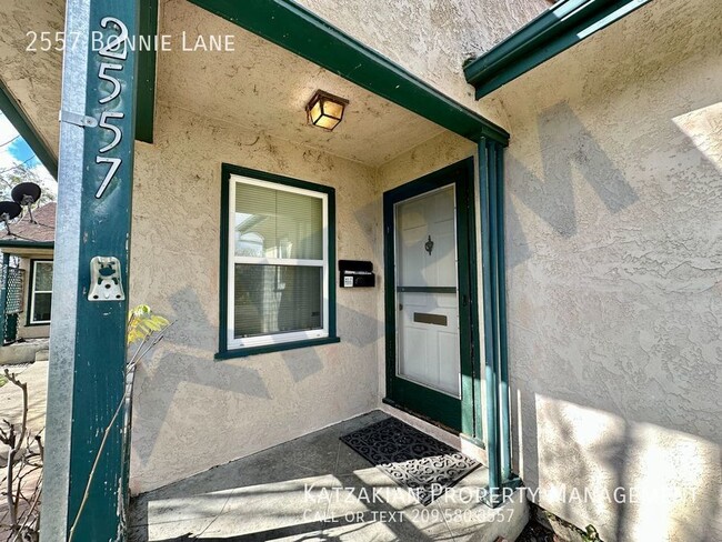 Building Photo - Miracle Mile 3-Bedroom 1-Bath Duplex