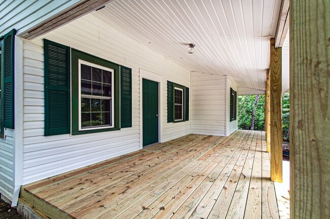 Building Photo - Convenient to Brevard & Hendersonville