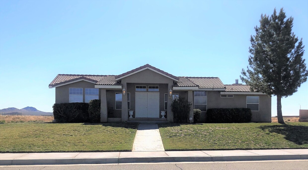 Foto principal - Coming Soon! Recently Remodeled Large Home!