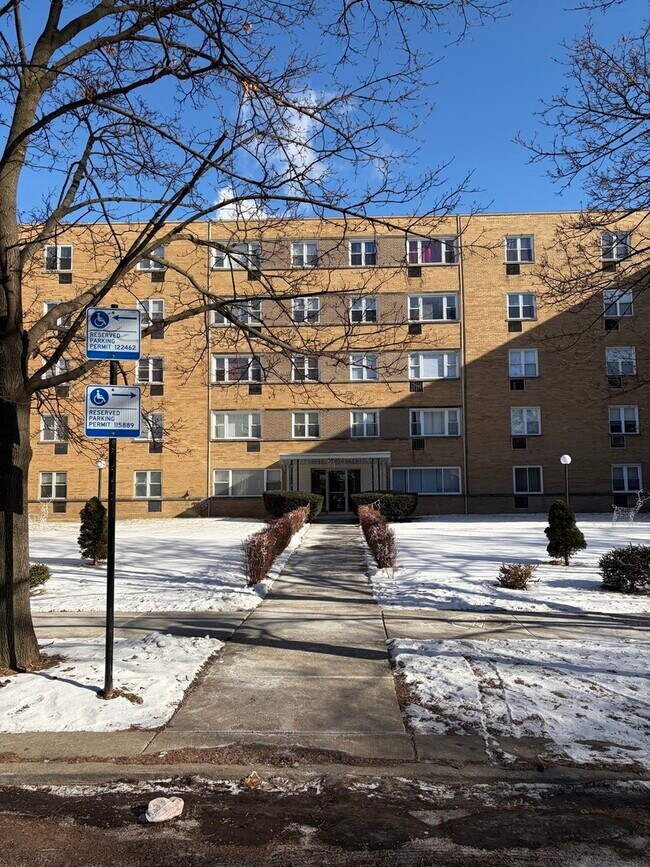 Building Photo - 6161 N Hoyne Ave