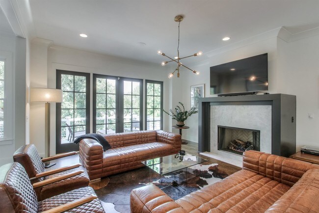 Building Photo - 4004 Lealand Ln