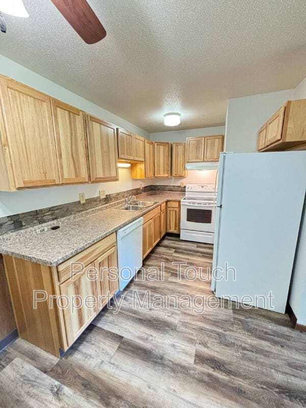 Building Photo - 320 6th St S