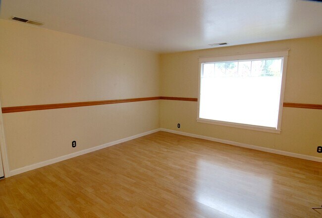 Building Photo - Nice home close to schools, shopping, and ...