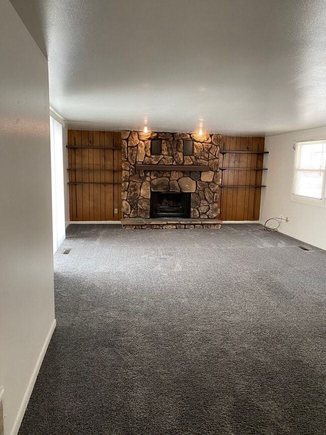 Building Photo - 1804 Cranston Rd