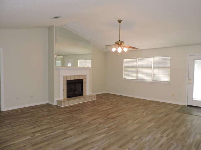 Building Photo - Nice home in convenient Northeast Pensacola!