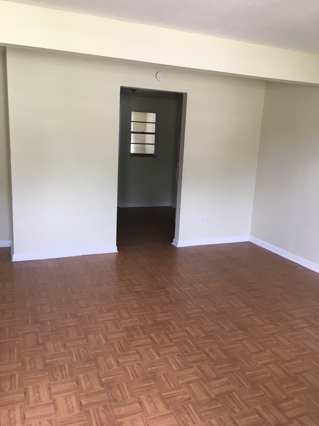 Building Photo - 2 bedroom Duplex