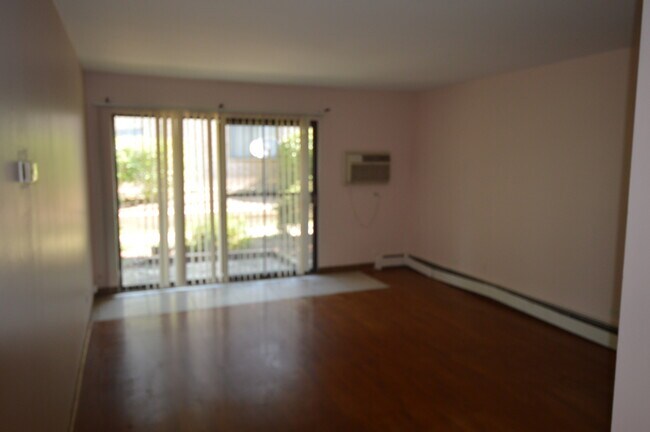 Building Photo - 845 Westmoreland Dr