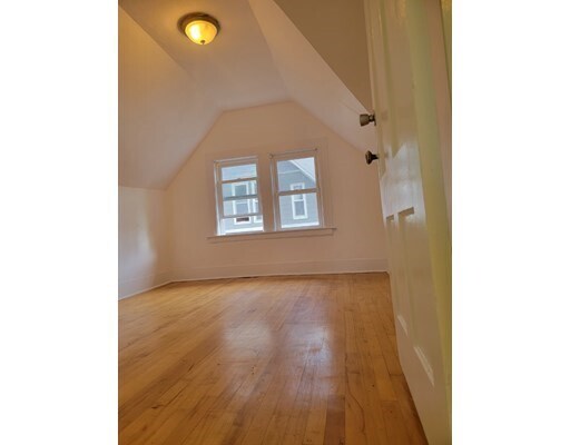 Building Photo - 44 Uxbridge St