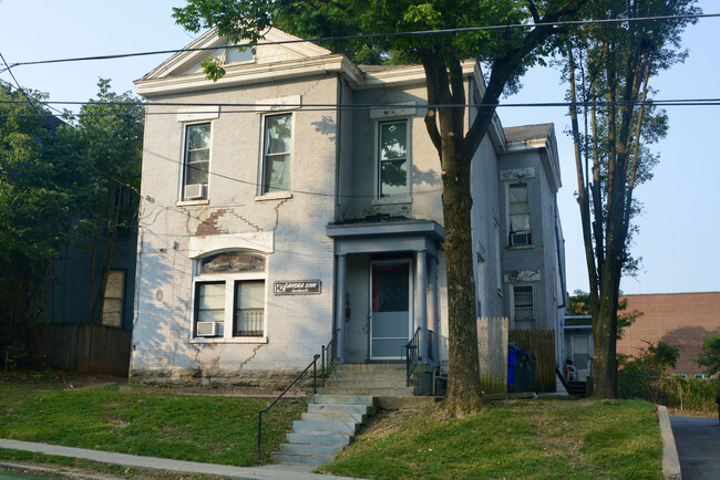 Building Photo - 142 E Fourth St