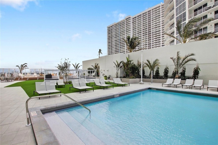 Primary Photo - 1756 N Bayshore Dr