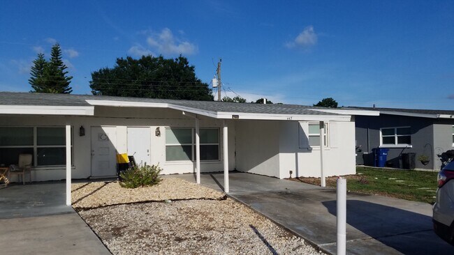 Unidad del lado derecho - 443 Granada Blvd